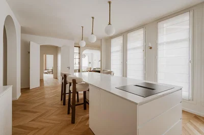 Cucina; pavimento in legno, luce naturale, stile moderno, elettrodomestici