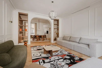 Soggiorno; pavimento in legno, luce naturale, stile moderno