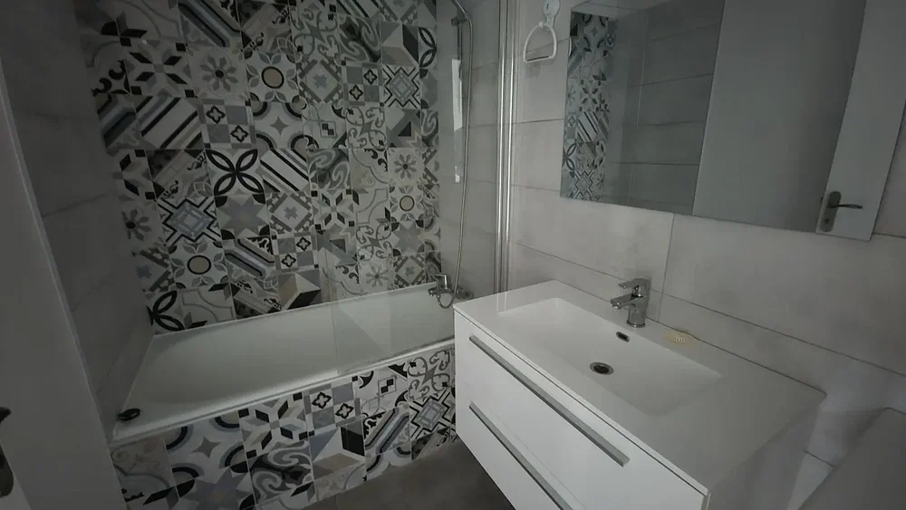 Badezimmer; fliesenboden, holzbalken, renoviert, tageslicht, moderner stil