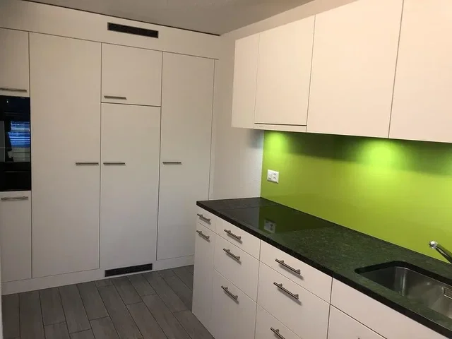 Cucina; elettrodomestici, pavimento in piastrelle, pavimento in legno, luce naturale