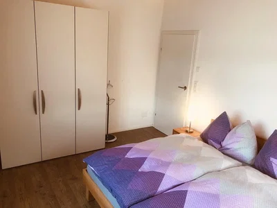 Spavaća soba; drveni pod, prirodno svjetlo