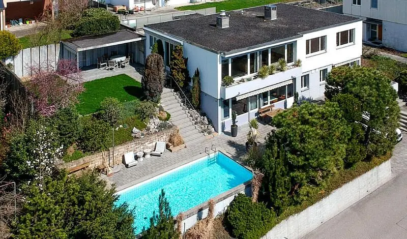 House and surroundings; view, natural light