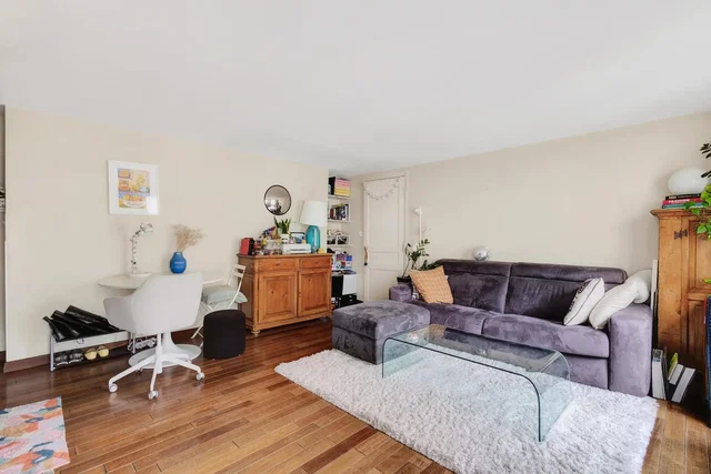 Living room; wood floor, natural light, modern style