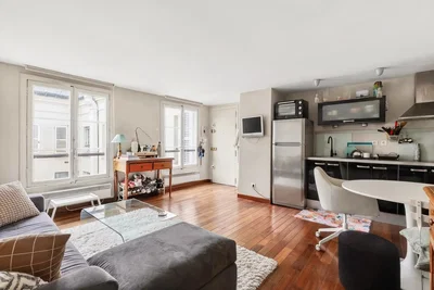 Soggiorno; pavimento in legno, luce naturale, stile moderno, elettrodomestici