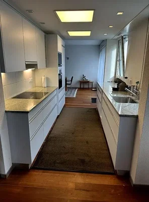 Cucina; elettrodomestici, pavimento in legno, luce naturale