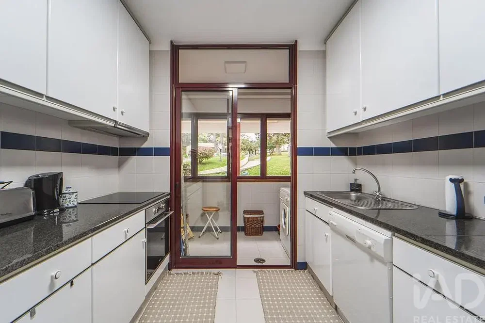Cucina; elettrodomestici, pavimento in piastrelle, luce naturale
