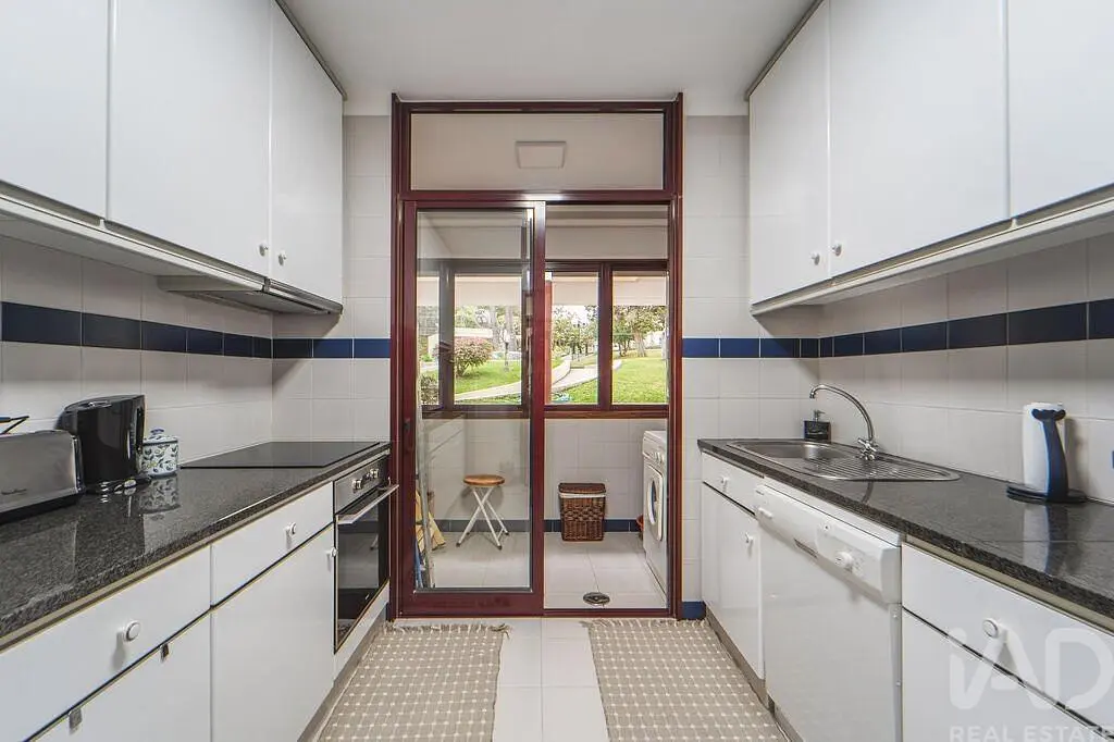 Cucina; elettrodomestici, pavimento in piastrelle, luce naturale
