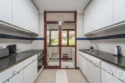 Cucina; elettrodomestici, pavimento in piastrelle, luce naturale