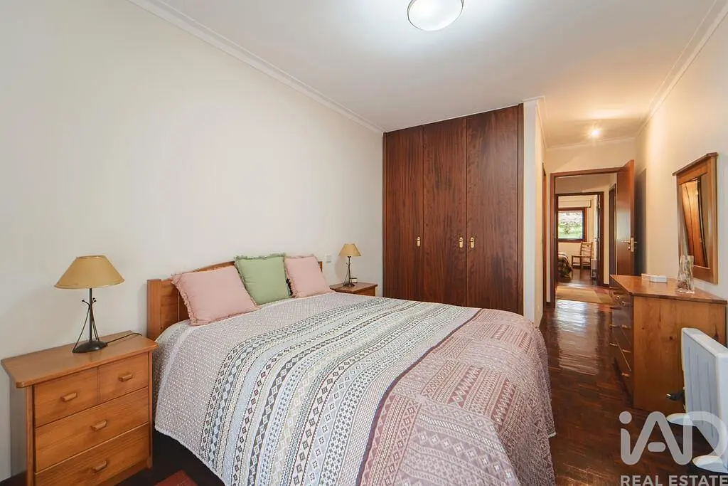 Camera da letto; pavimento in legno, luce naturale