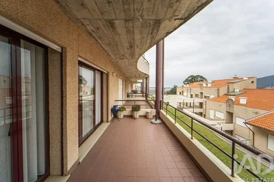 Balcone; pavimento in piastrelle, vista