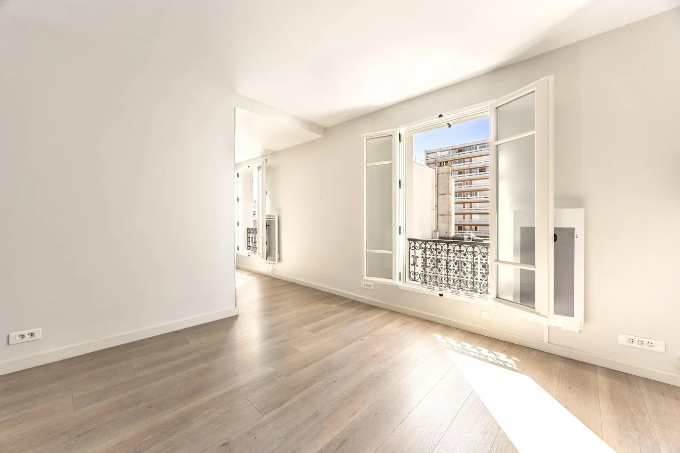 Soggiorno; pavimento in legno, luce naturale, vista