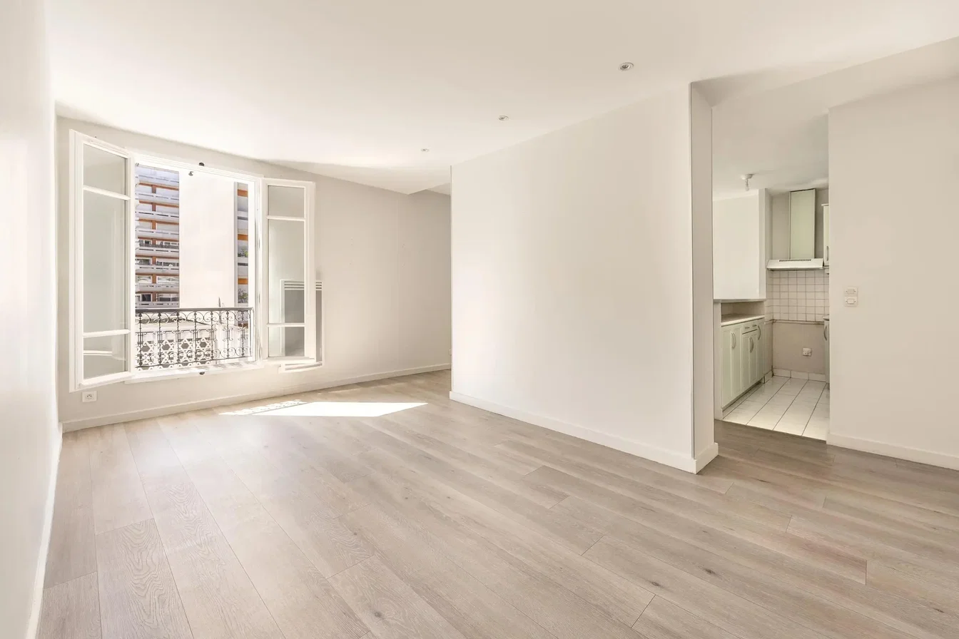 Soggiorno; pavimento in legno, luce naturale