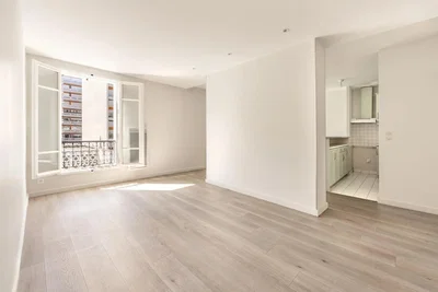 Soggiorno; pavimento in legno, luce naturale