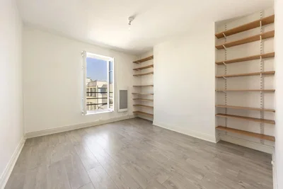 Camera da letto; pavimento in legno, luce naturale, pavimento in piastrelle