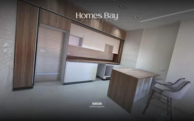 Cucina; elettrodomestici, pavimento in legno, luce naturale