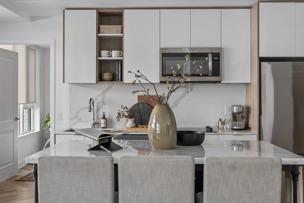Küche; küchengeräte, holzboden, tageslicht, moderner stil, renoviert