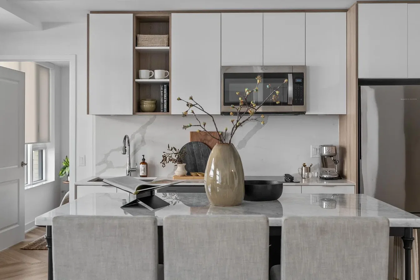 Küche; küchengeräte, holzboden, tageslicht, moderner stil, renoviert