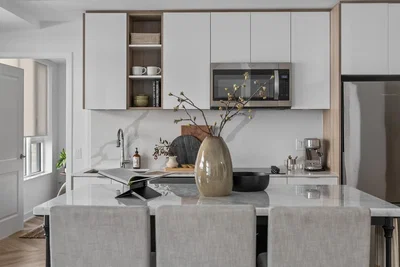Küche; küchengeräte, holzboden, tageslicht, moderner stil, renoviert