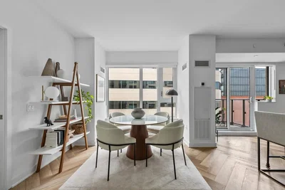 Wohnzimmer; tageslicht, moderner stil, holzboden