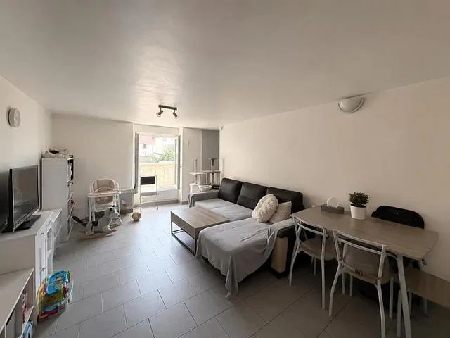 Obývačka; dlažba, prirodzené svetlo