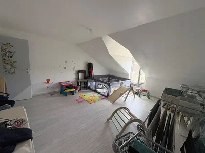 Dětský pokoj; přirozené světlo, dřevěná podlaha