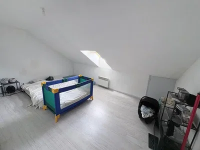 Dětský pokoj; přirozené světlo, dřevěná podlaha
