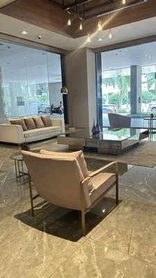 Oturma odası; fayans zemin, doğal ışık, modern stil