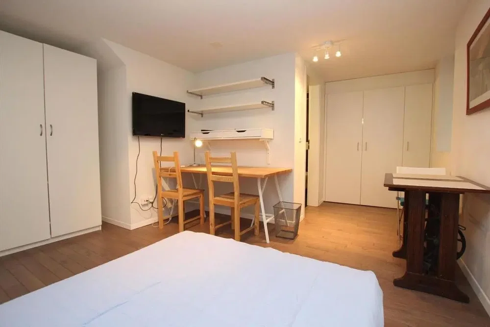 Camera da letto; pavimento in legno, luce naturale