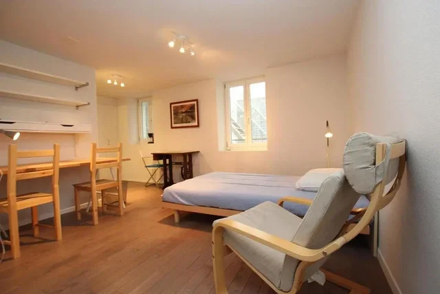 Camera da letto; luce naturale, pavimento in legno