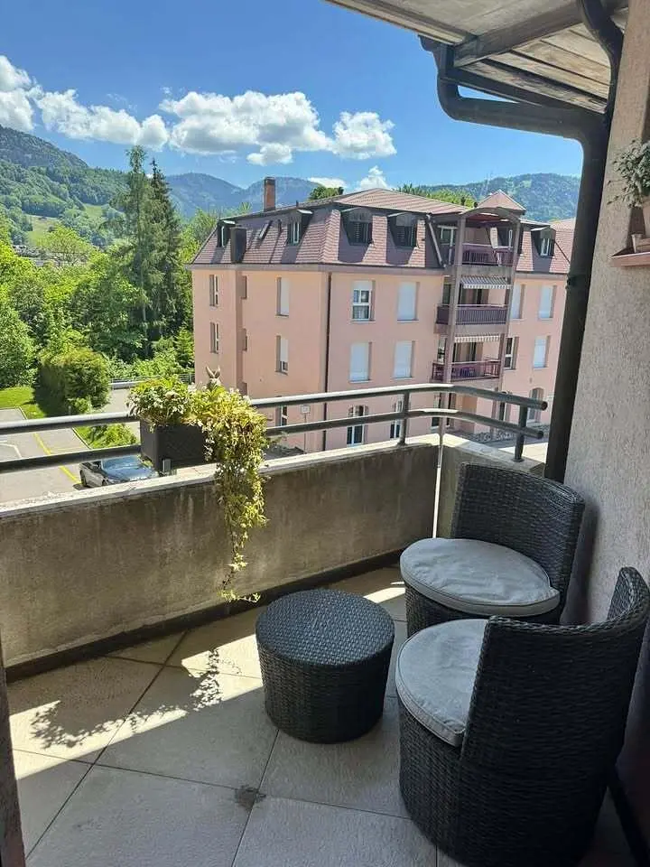Balcone; vista, pavimento in piastrelle, luce naturale