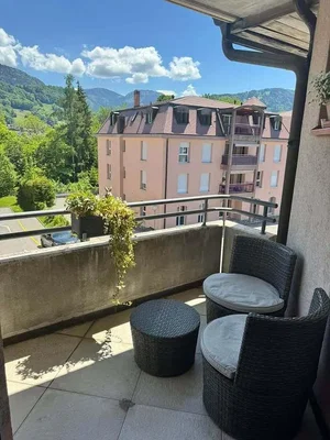 Balcone; vista, pavimento in piastrelle, luce naturale