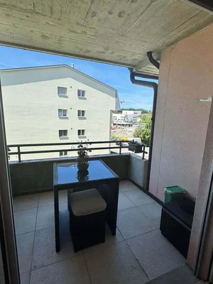 Balcone; pavimento in piastrelle, luce naturale, vista