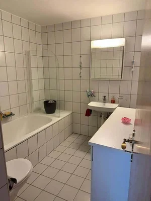 Bagno; pavimento in piastrelle, ristrutturato, luce naturale