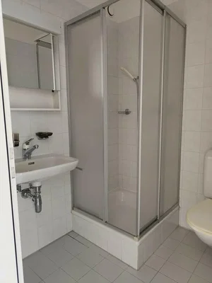 Badezimmer; fliesenboden, renovierungsbedürftig