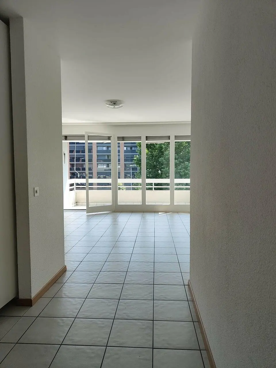 Sonstiges; fliesenboden, tageslicht, blick