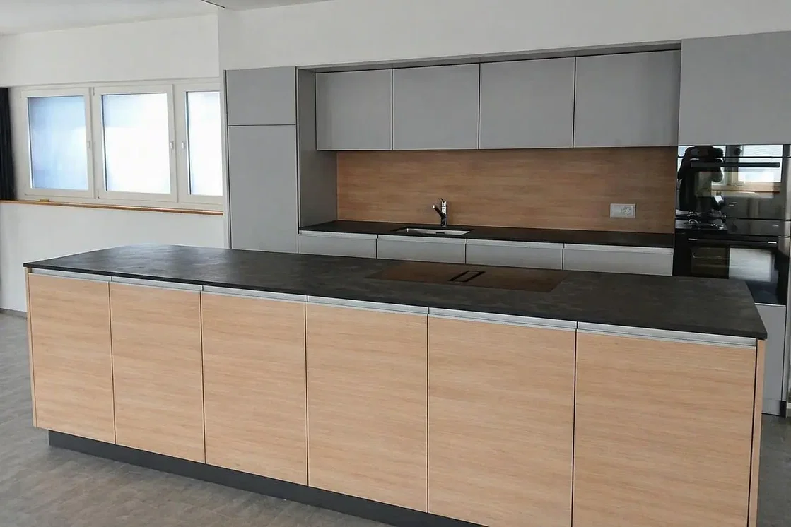 Cucina; elettrodomestici, pavimento in piastrelle, luce naturale