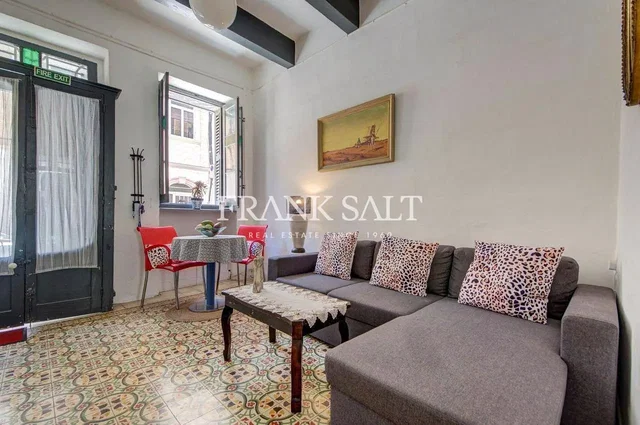 Oturma odası; fayans zemin, doğal ışık