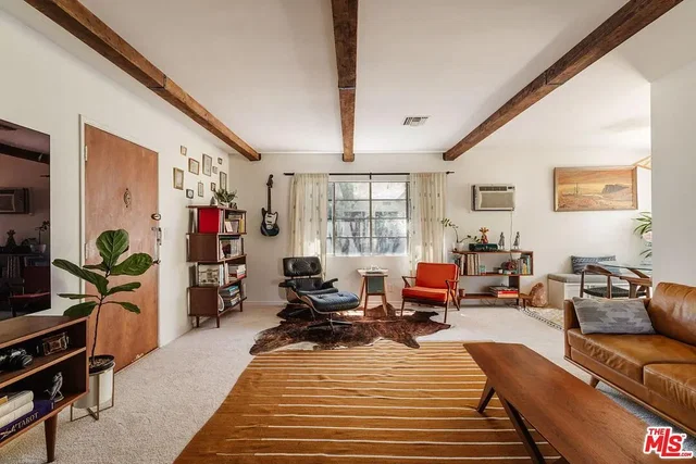 Living room; wood beams, rustic style, natural light