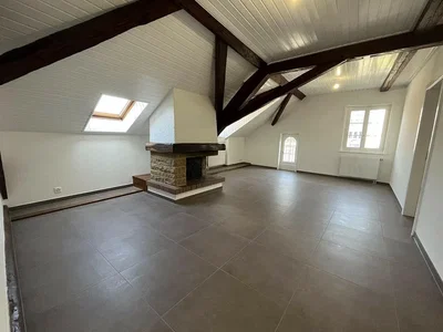 Soggiorno; travi in legno, pavimento in piastrelle, camino, luce naturale