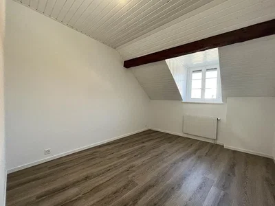 Camera dei bambini; pavimento in legno, luce naturale