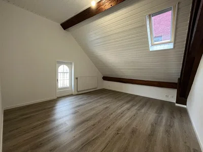 Camera dei bambini; pavimento in legno, luce naturale