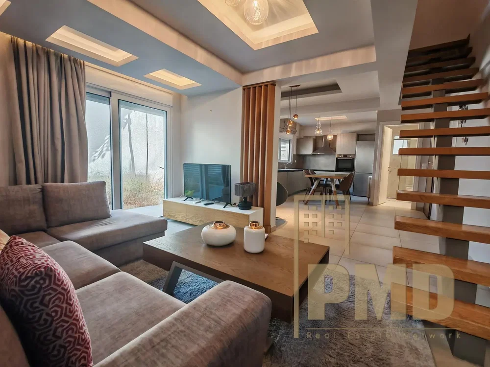Woonkamer; natuurlijk licht, houten vloer, moderne stijl
