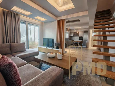 Woonkamer; natuurlijk licht, houten vloer, moderne stijl