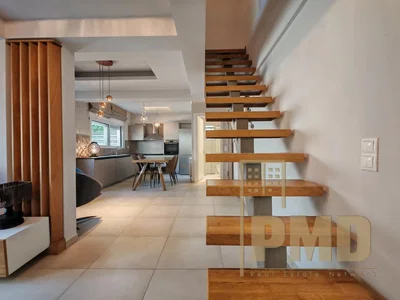 Huis en omgeving; tegelvloer, houten balken, natuurlijk licht