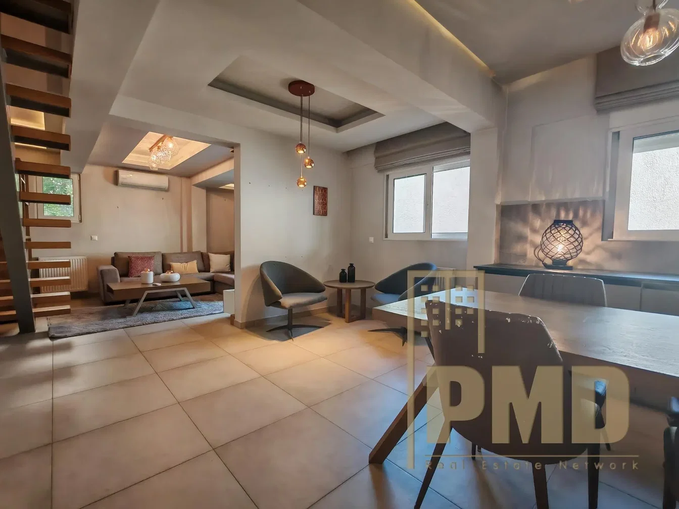 Woonkamer; tegelvloer, natuurlijk licht
