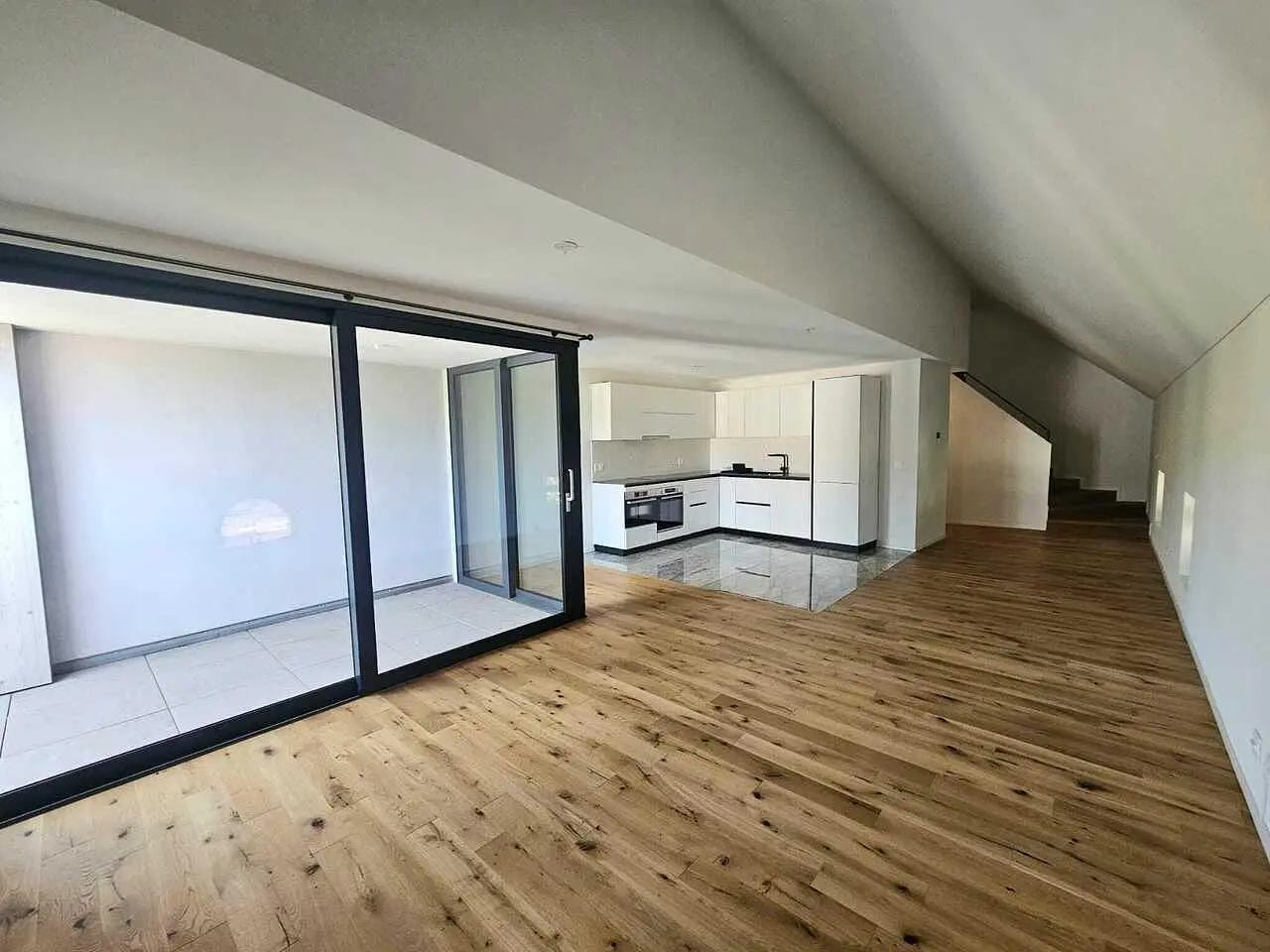Salón; suelo de madera, luz natural, electrodomésticos