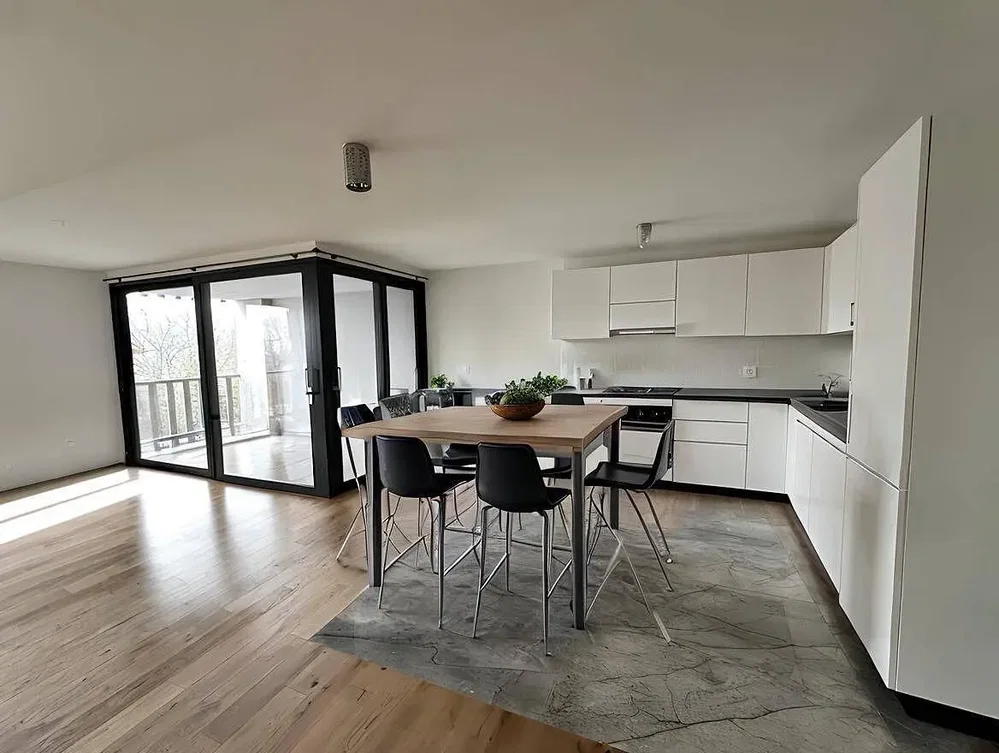 Cocina; electrodomésticos, suelo de madera, luz natural