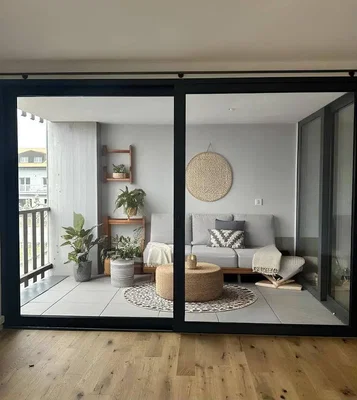 Salón; suelo de madera, luz natural, estilo moderno