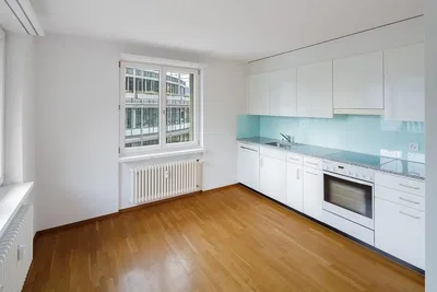 Cucina; pavimento in legno, elettrodomestici, luce naturale