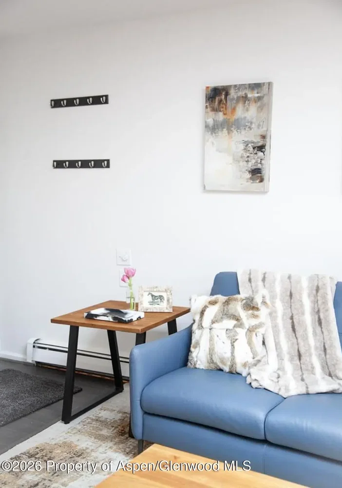 Obývací pokoj; moderní styl, přirozené světlo, dřevěná podlaha